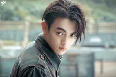 天生“花心脸”，痞帅不油腻，这6位自带坏男生魅力，不耍帅也酷