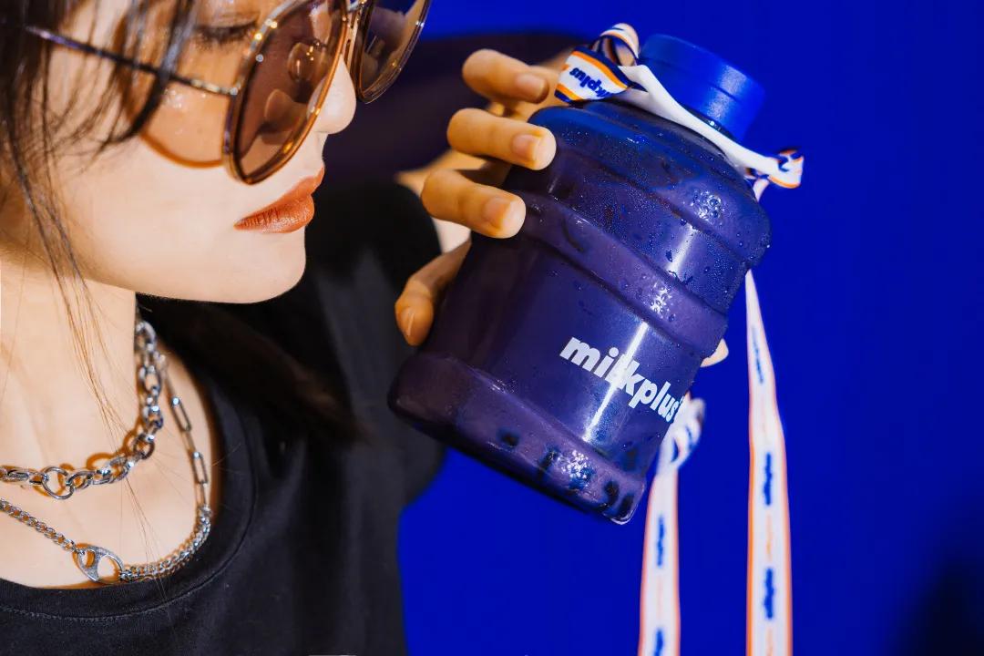 milk+总店终于回归,电光蓝「水桶泰奶」上线
