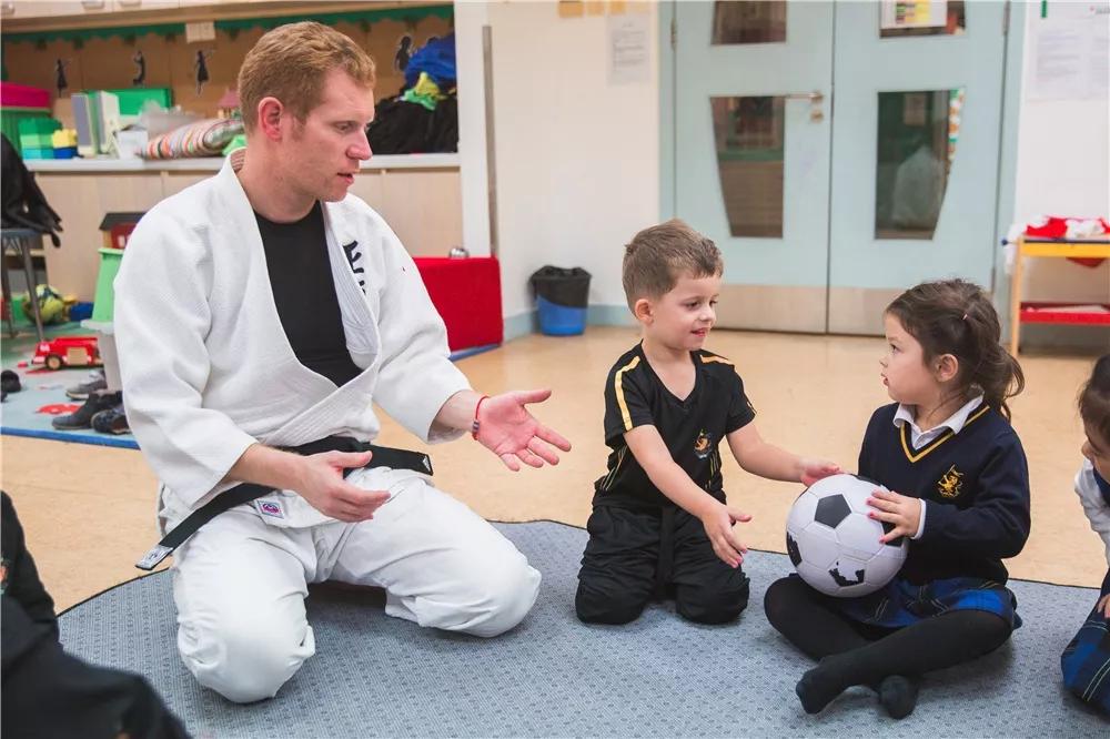 天津这所学校火了!高尔夫、足球、科学实验...孩子吵着都要来