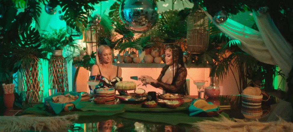 又开始炫富了？她的人生只剩下钱了