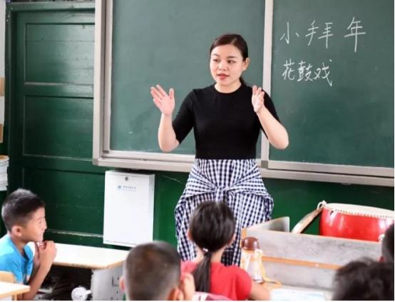 老师批改作业被学生骂,老师被曝批改作业写侮辱性评语