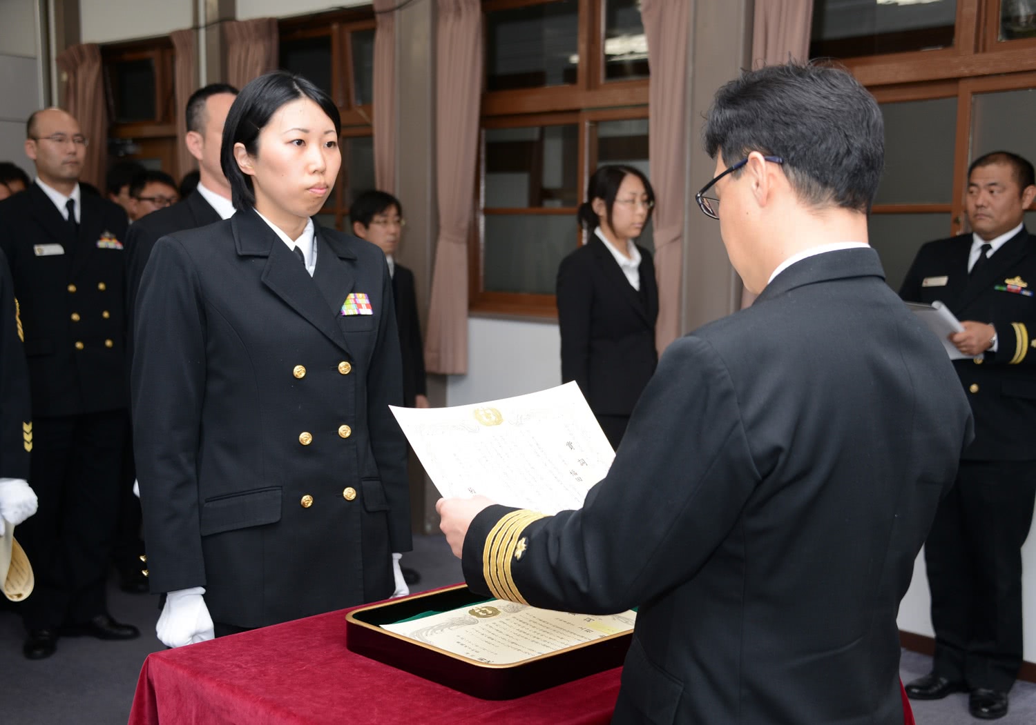 知名军事杂志改版，二次元萌妹登上封面