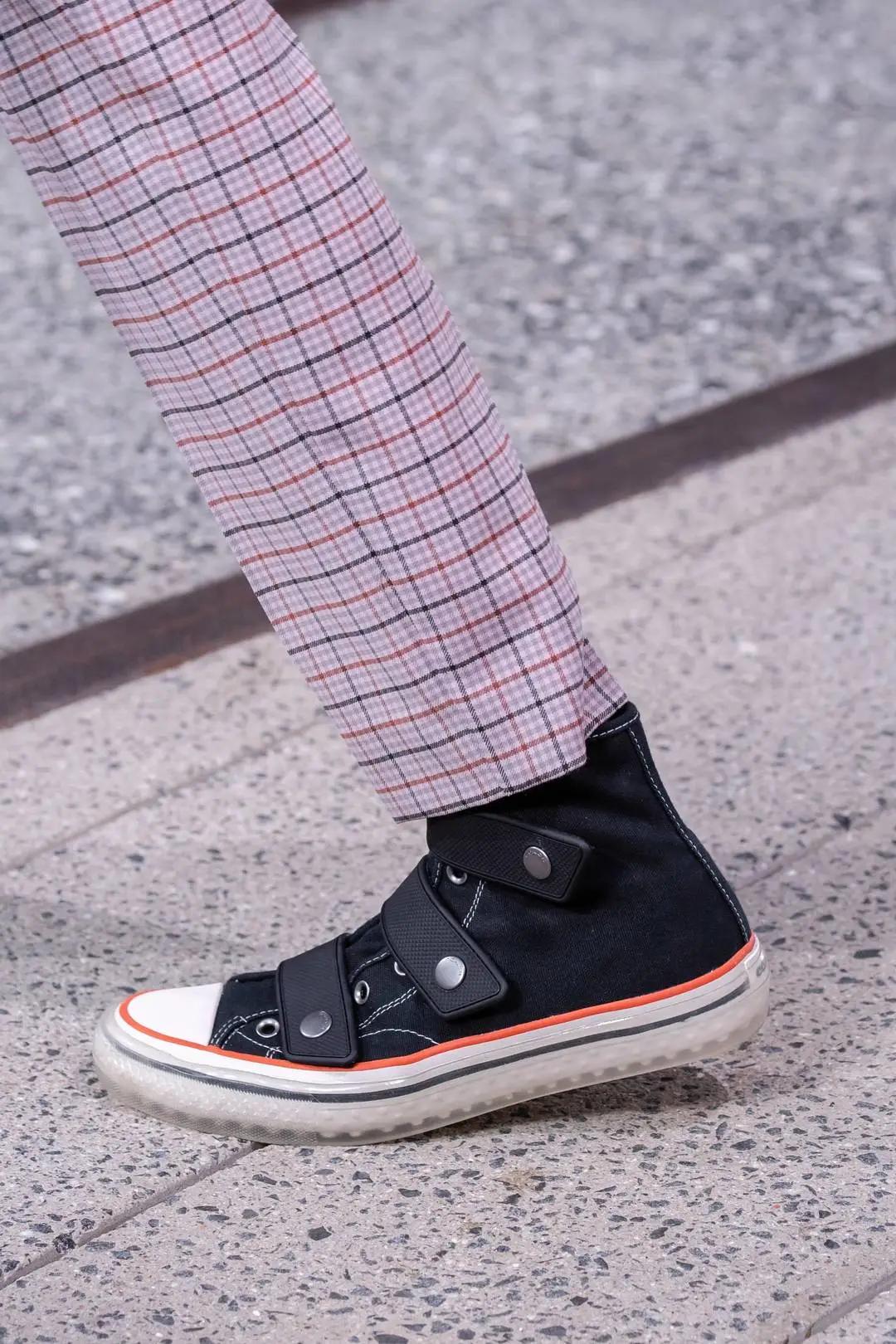 今年流行帆布鞋底子,今年特别流行的一款帆布鞋