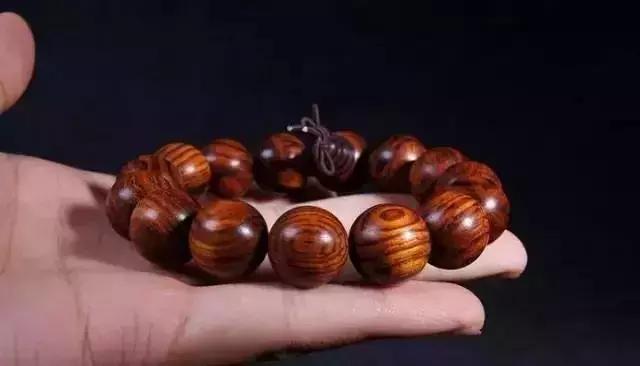 印度小叶紫檀手串最贵多少钱,小叶紫檀贵还是沉香手串贵