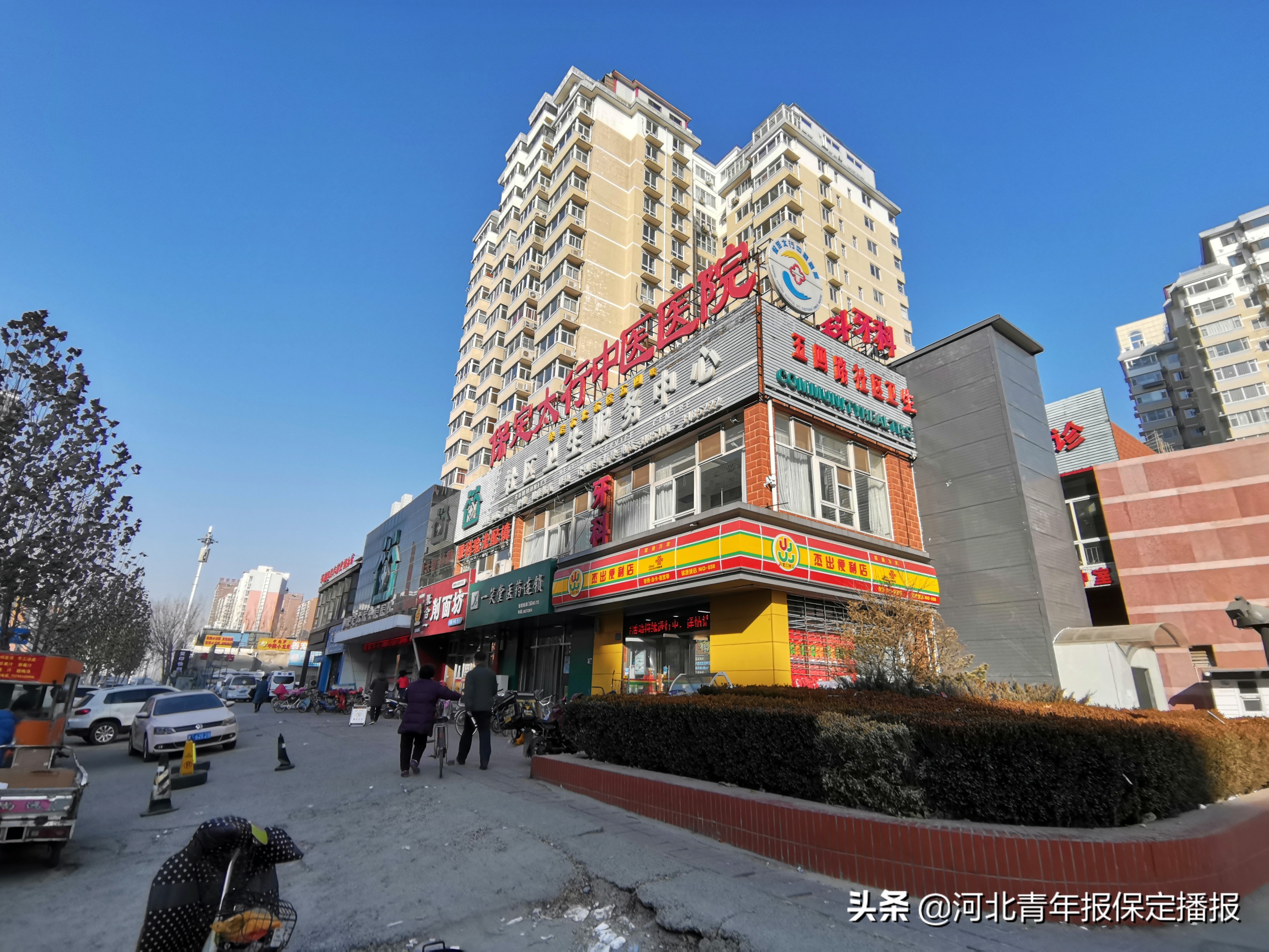 保定一医院在居民小区前布设外挂电梯，附近居民怀疑其为违章搭建