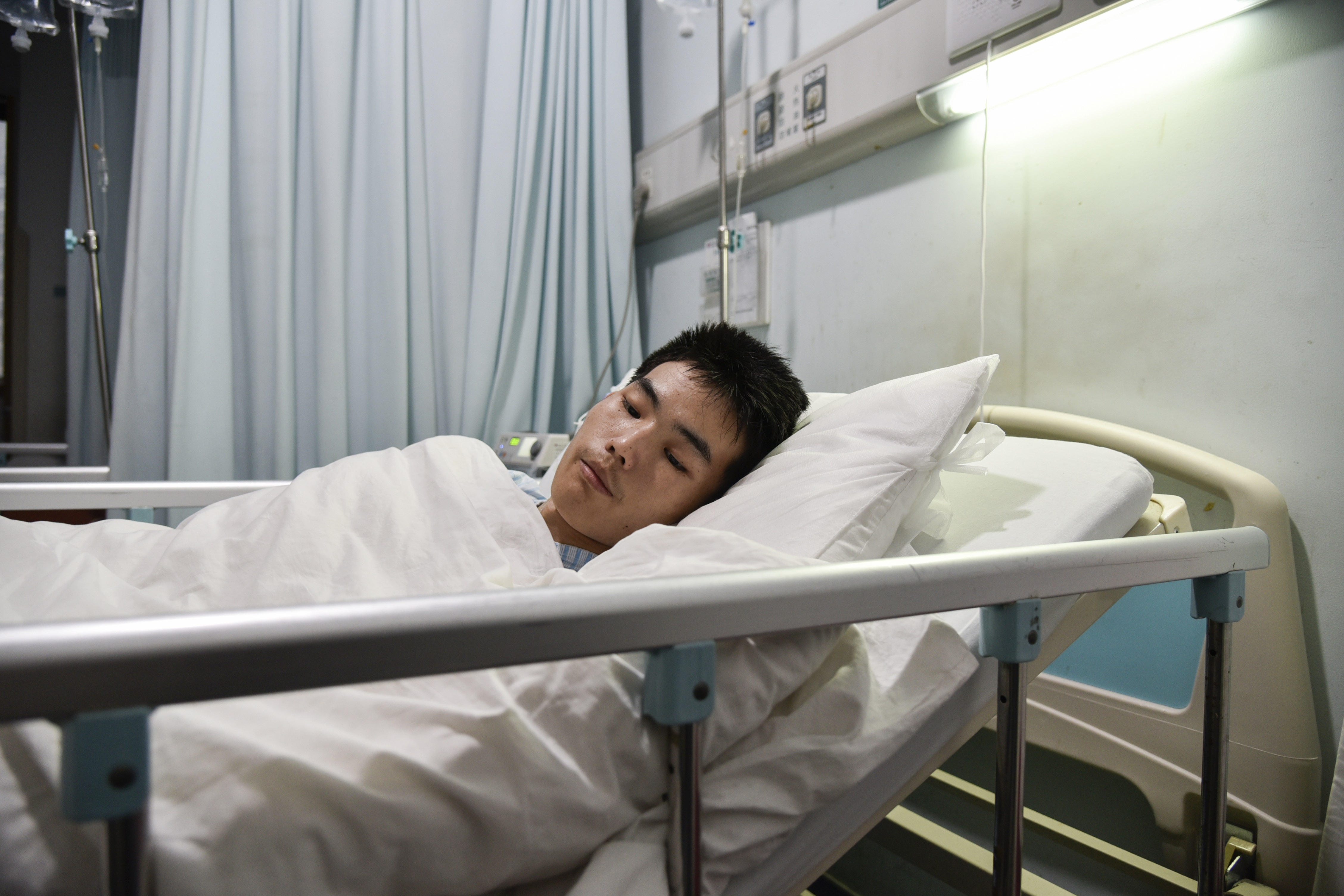 小男孩得了重病劝妈妈再生一个,16岁男孩跪求母亲放弃治疗后续