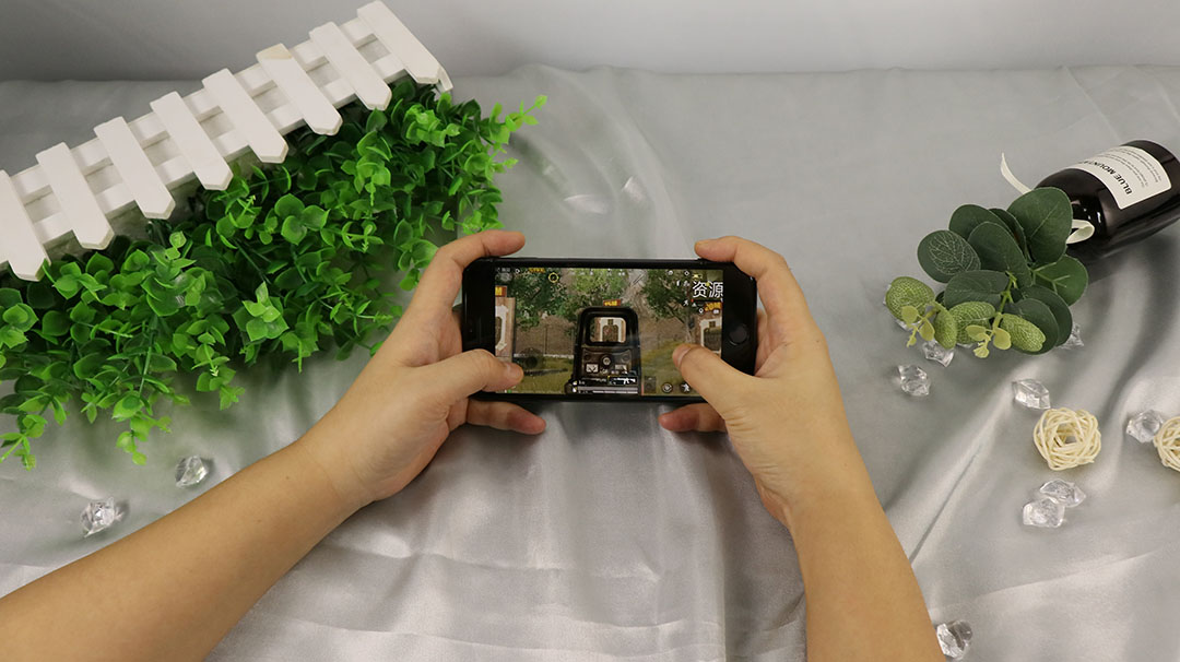 吃鸡很难吗?那是你没用对手机钢化膜