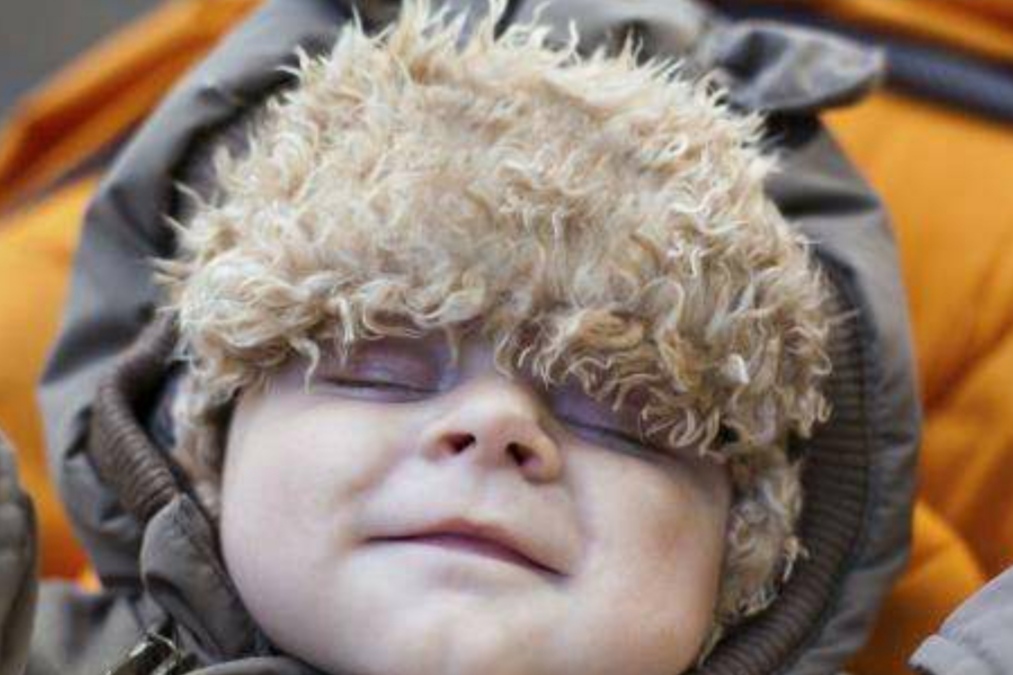 宝宝睡着老是笑是做梦吗,为什么宝宝睡觉嘴巴一直动