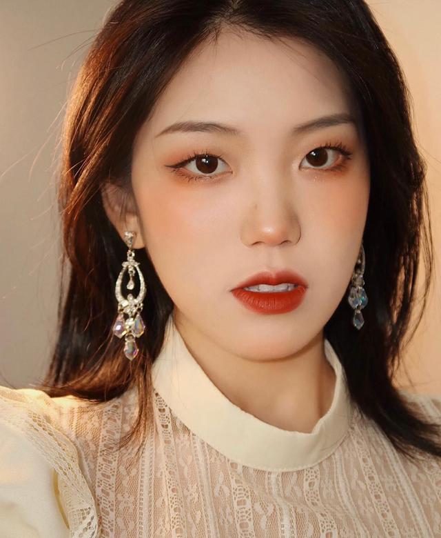 怎么选择适合单眼内双眼皮的眼妆,干净的单眼皮眼妆两个颜色的教程