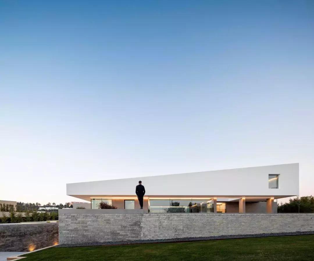 看似简单的白色极简，室内却如此惊艳