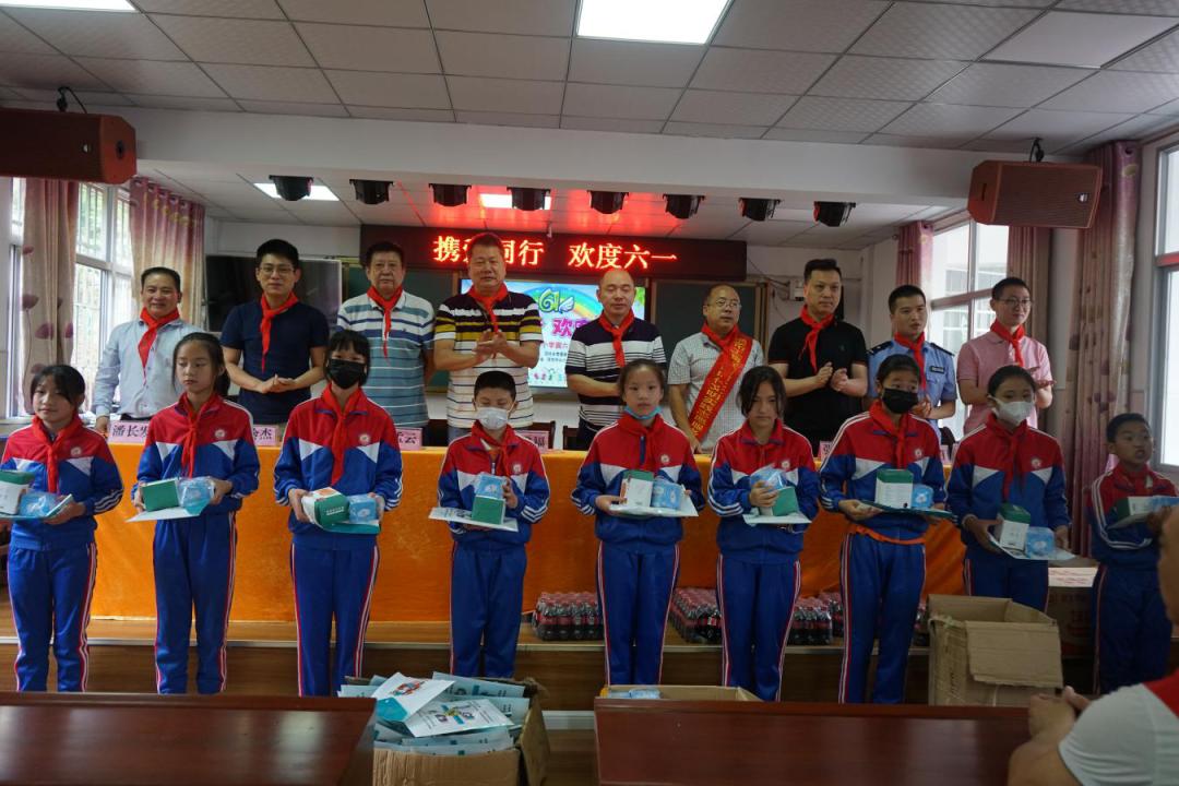 到村儿童之家开展爱心捐赠活动,六一爱心捐赠送温暖