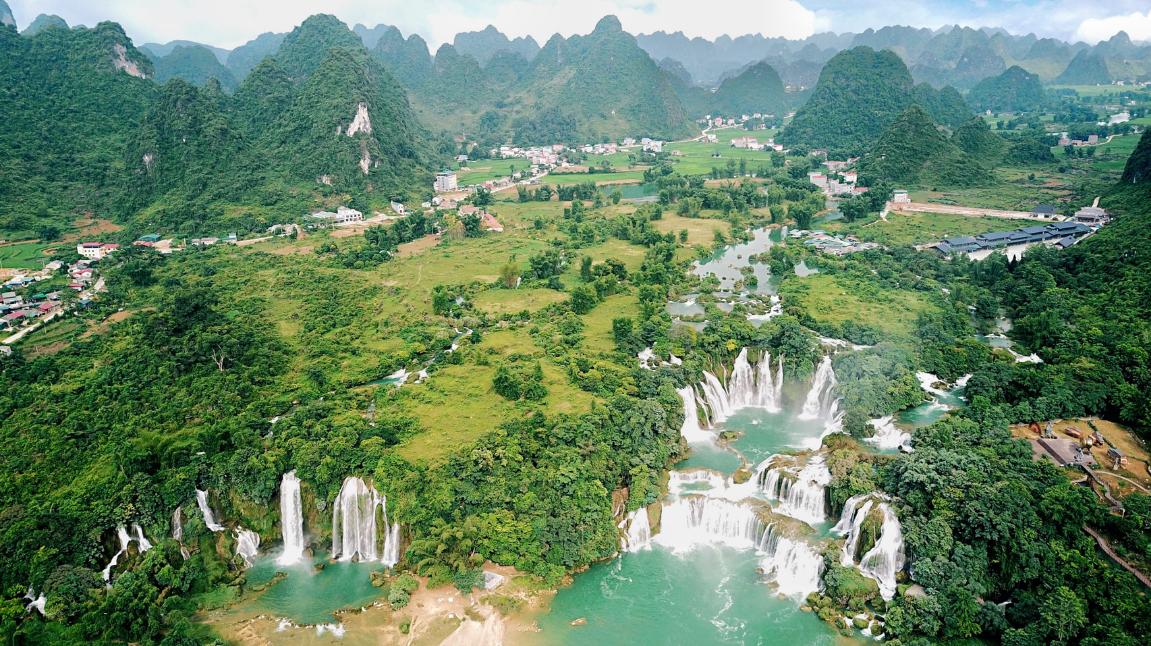 崇左穿越大山的道路,崇左漫步田间