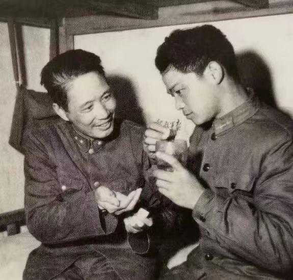 上将张震，78岁时要退休，*小平邓**：比我小10岁，还可以再干一届