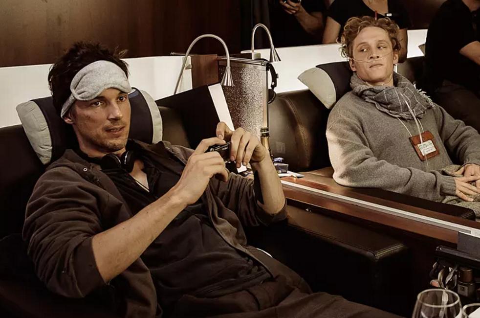 两位年轻人患绝症，借钱过奢靡生活，过程很搞笑，结局让人想哭