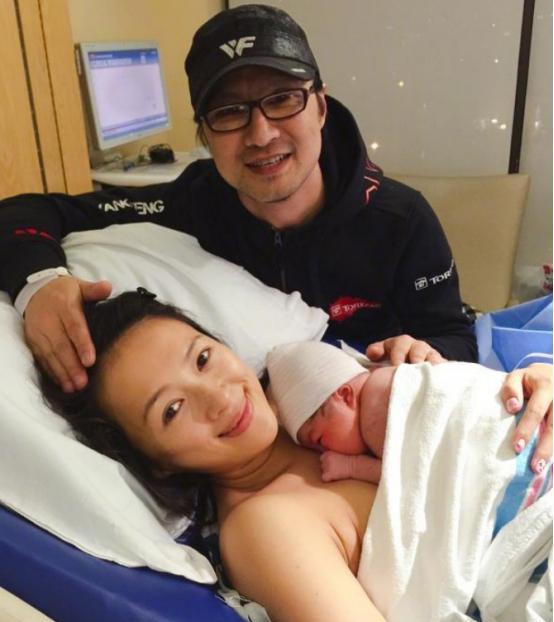 章子怡晒亲子照,章子怡晒与儿子合影