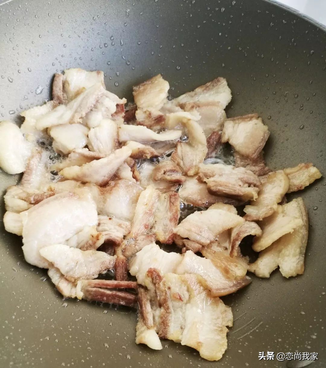 这个农家小炒菜，用萝卜干和猪肉一起炒，下饭就是香，肉贵也要吃