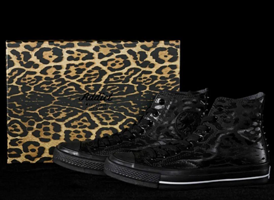 最近很火的一双蓝色帆布鞋,一双帆布鞋带你惊艳整个春夏