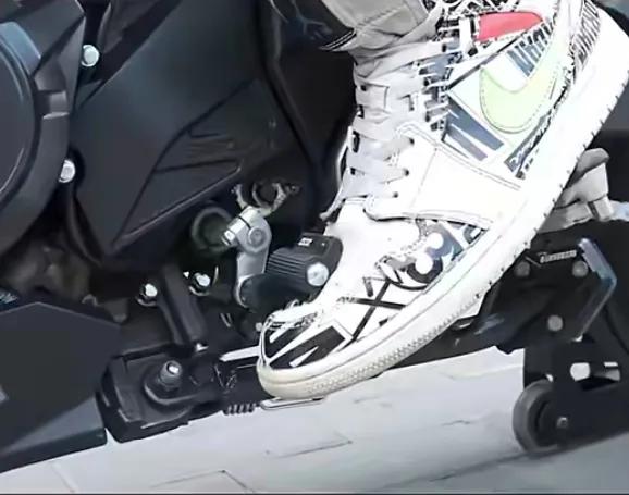 摩托车行驶中如何正确换挡,摩托车换挡离合器的正确操作