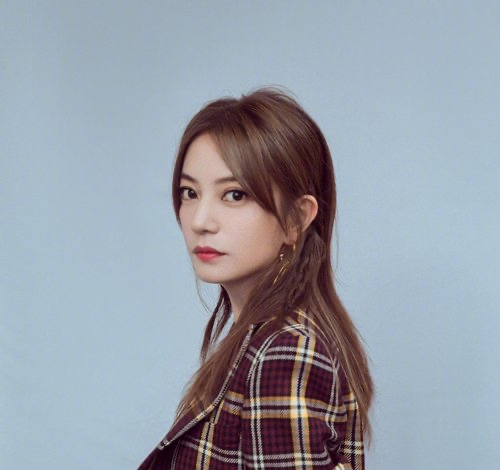 赵薇穿西装的穿搭,赵薇最新的发型