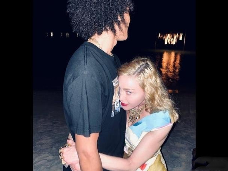 麦当娜与小35岁新男友合照,麦当娜出街视频