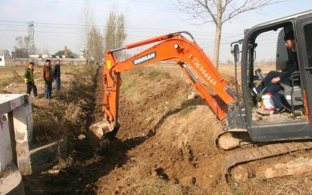 农村投资一台小型挖掘机怎么样,农村小型挖掘机市场前景
