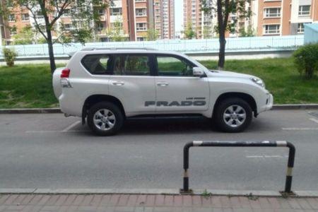 女上司座驾颠覆大家人生观，手动版普拉多，本市估计找不出第二辆