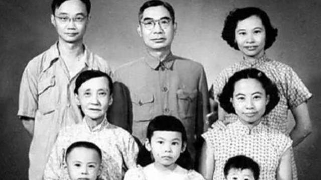 家里红旗不倒外面彩旗飘飘的下联,怎么样家里红旗不倒外面彩旗飘飘