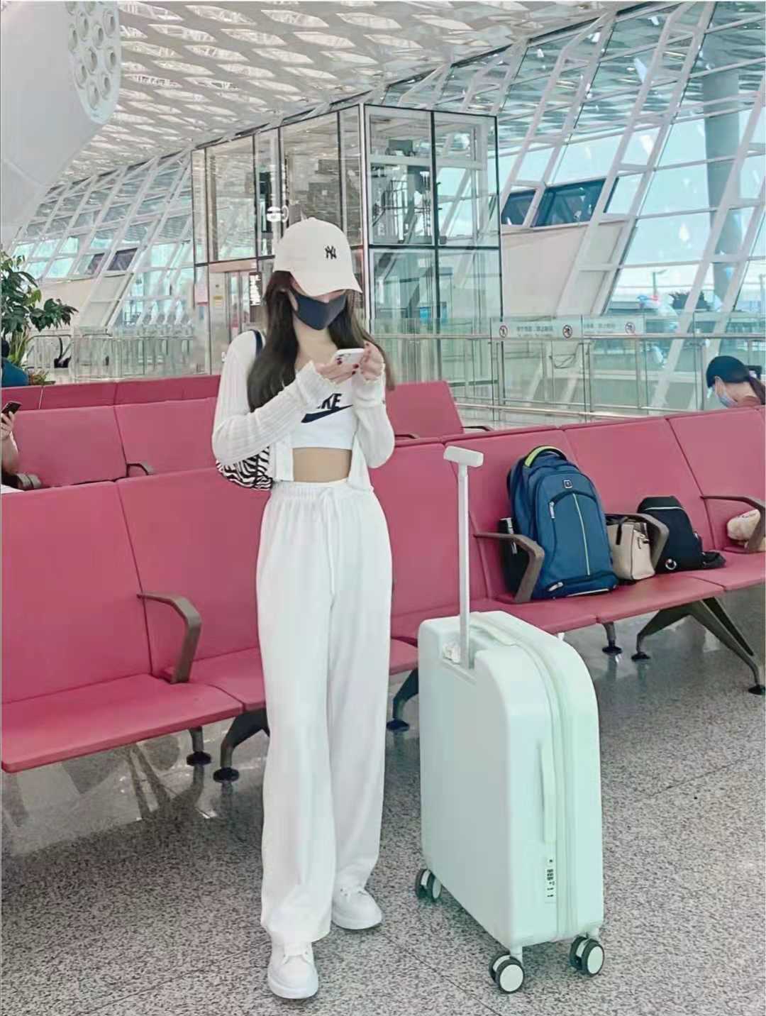 50岁白裤子搭什么上衣好看,米白宽腿裤子配什么上衣好看