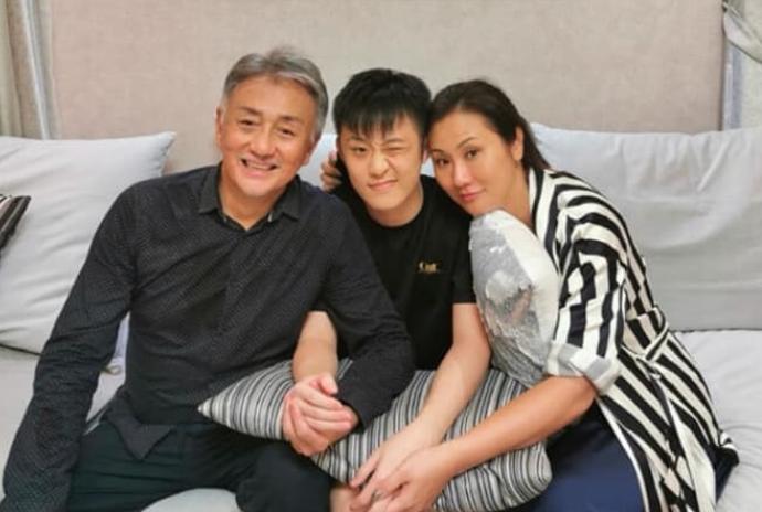 一众港星冒雨踢足球,吴岱融萧正楠浑身湿透,卢惠光父子罕见露面