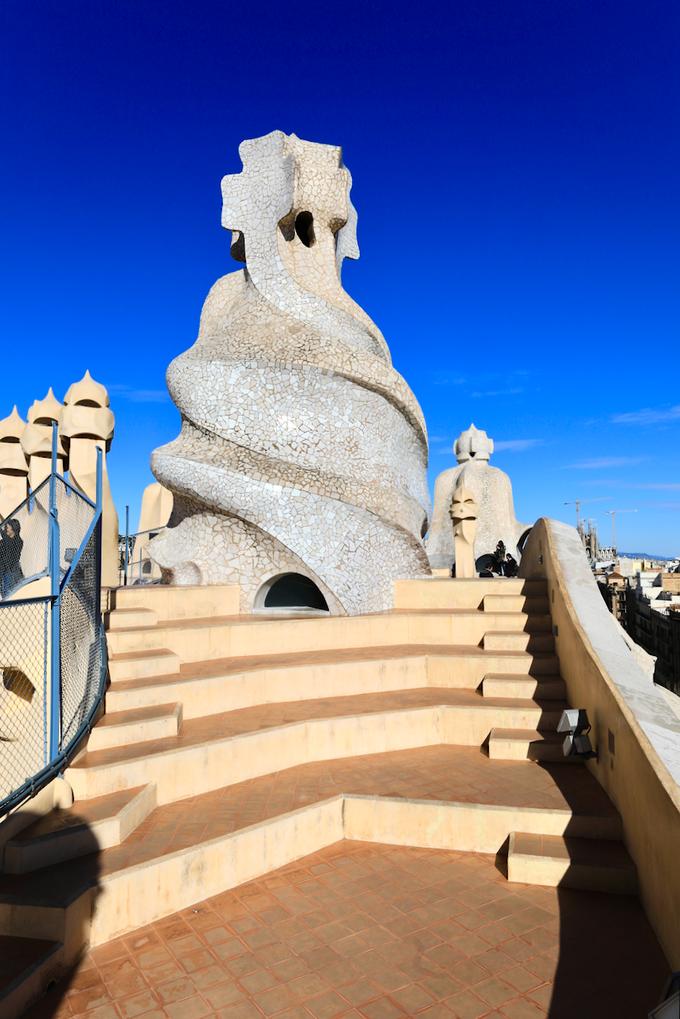 米拉之家是什么风格建筑,和米拉之家相似的建筑