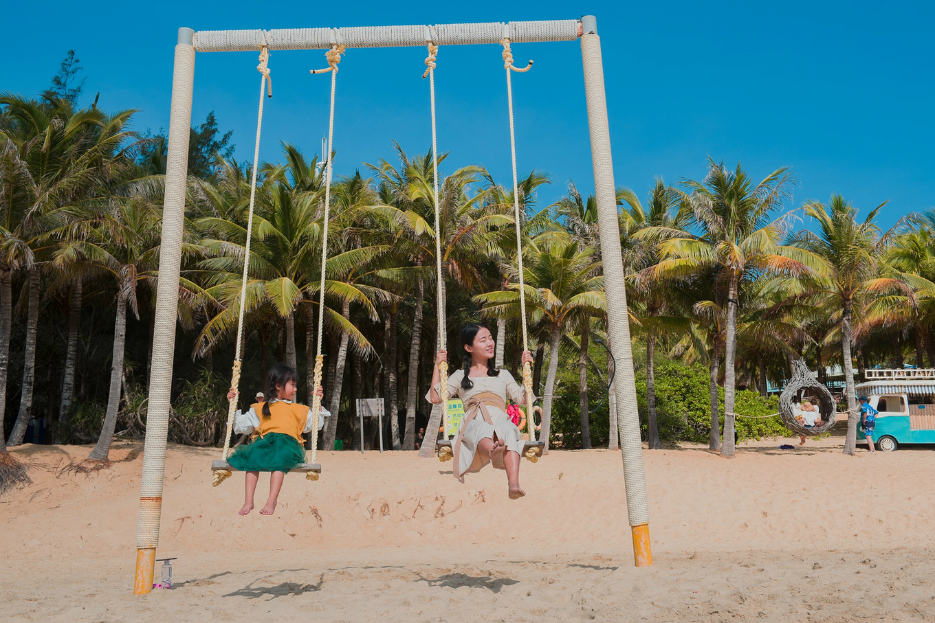 你在南方瑟瑟发抖，我在这里遛娃、看猴、赶海····