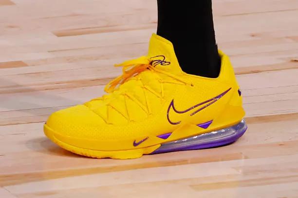 nba球员上脚雄鹿队球鞋科比很帅,nba球星上脚球鞋塔克