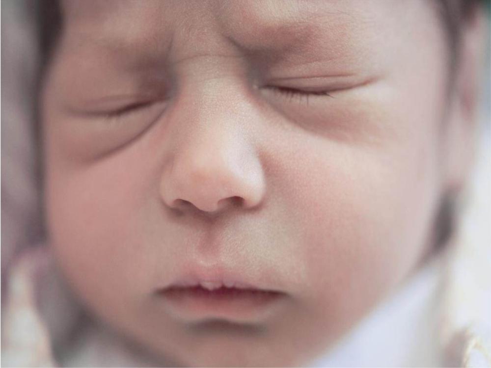 刚出生的宝宝和满月宝宝对比照片,新生宝宝模样变化