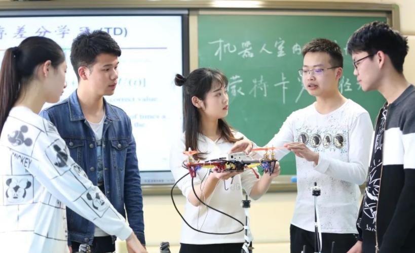 计算机类专业挣钱最少的专业是,计算机类专业最火爆专业就业前景