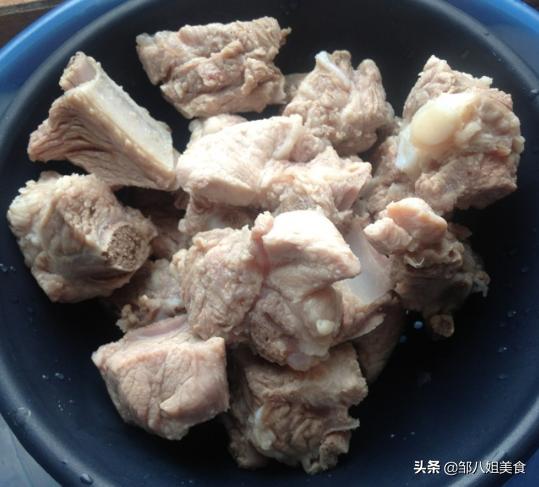 排骨一焯水油都没了,排骨一煮就变色了