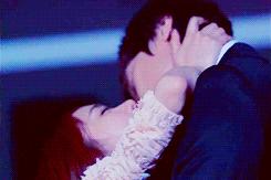 这年头的吻戏都这么激烈的么，嘴唇都是铁做的吧？