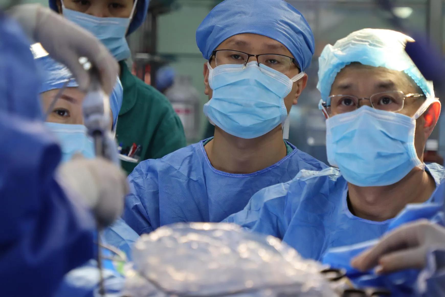 全球最新一代达芬奇手术机器人,达芬奇机器人治疗巨结肠