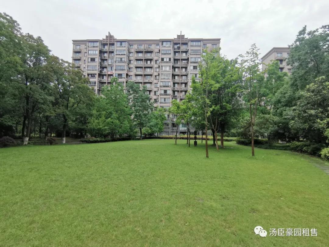 张江汤臣豪园四期新出精装修三房,业主自住保养不错,诚售1800W