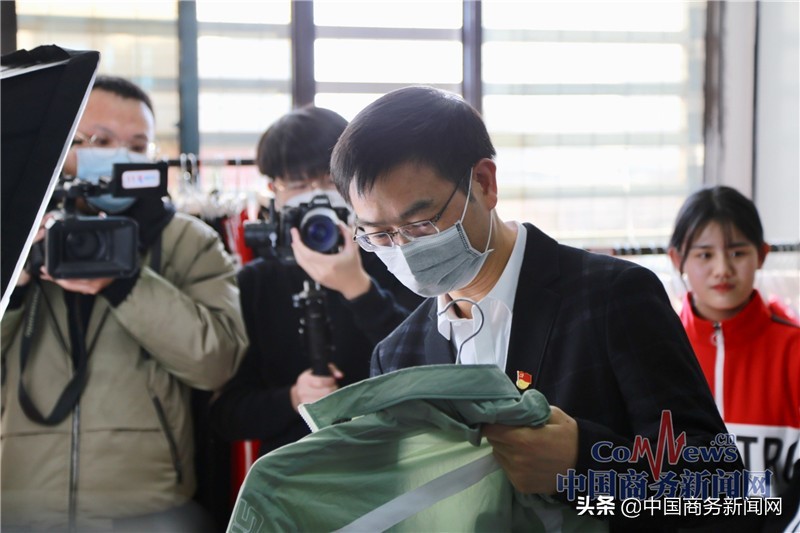 “电商”升级“网红”，石狮市市长走进直播间，为石狮品牌服装卖力“带货”