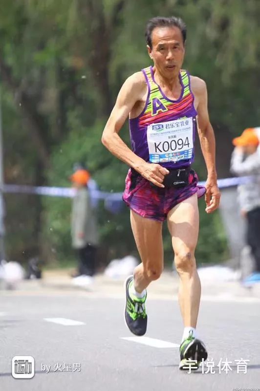 领跑一堆年轻小伙！68岁大爷北马2小时54分，配速408！