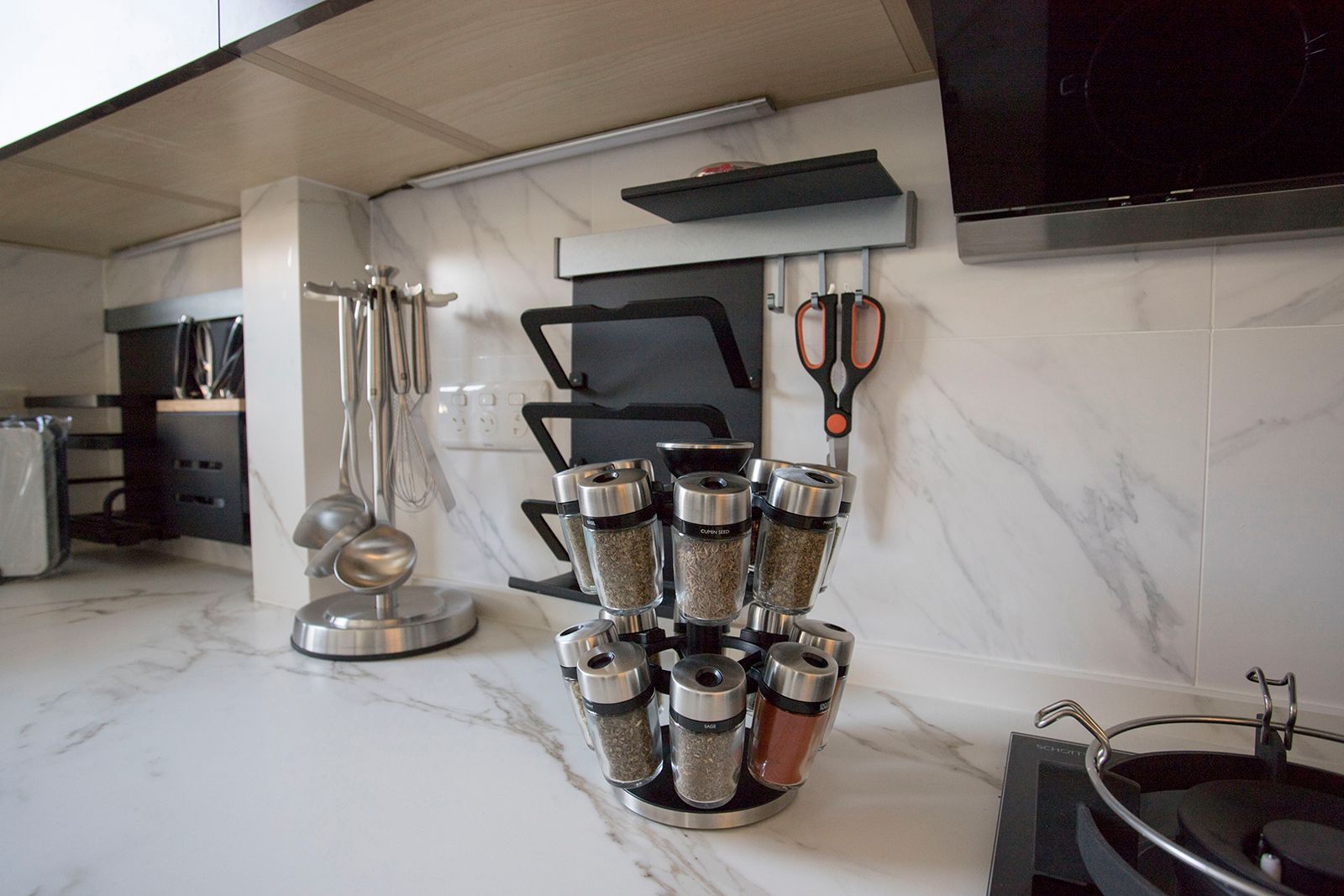 103㎡收纳满分，电动窗帘、上轨道移门和阳台吧台让家一键变高级