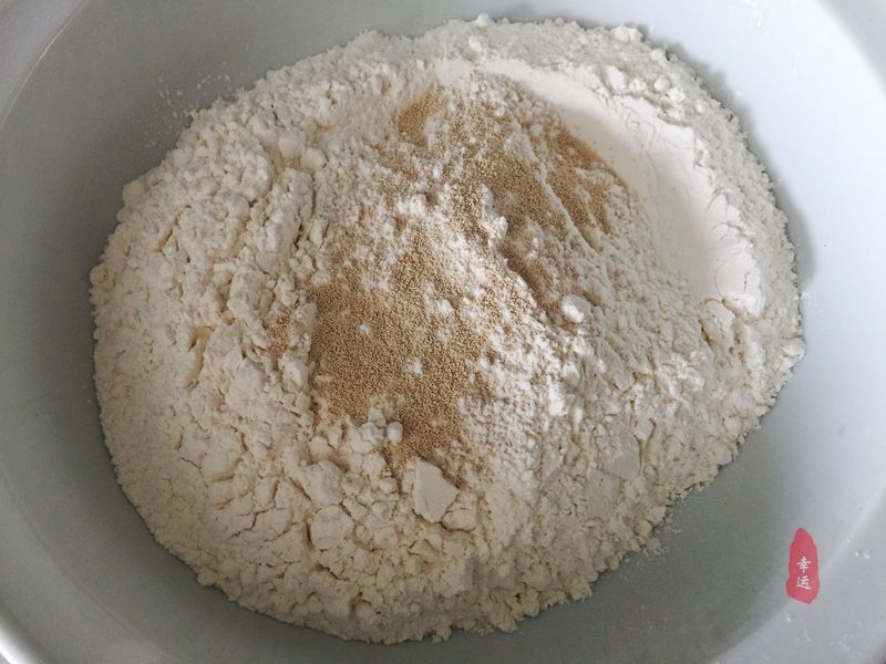 懒笼比包子、饺子都省事，盘在笼屉中，蒸熟后切开，家人分着吃