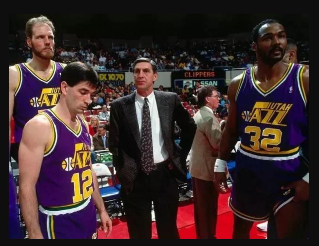 杰里·斯隆，是伟大球员，更是伟大的教练，退役了三件球衣号码