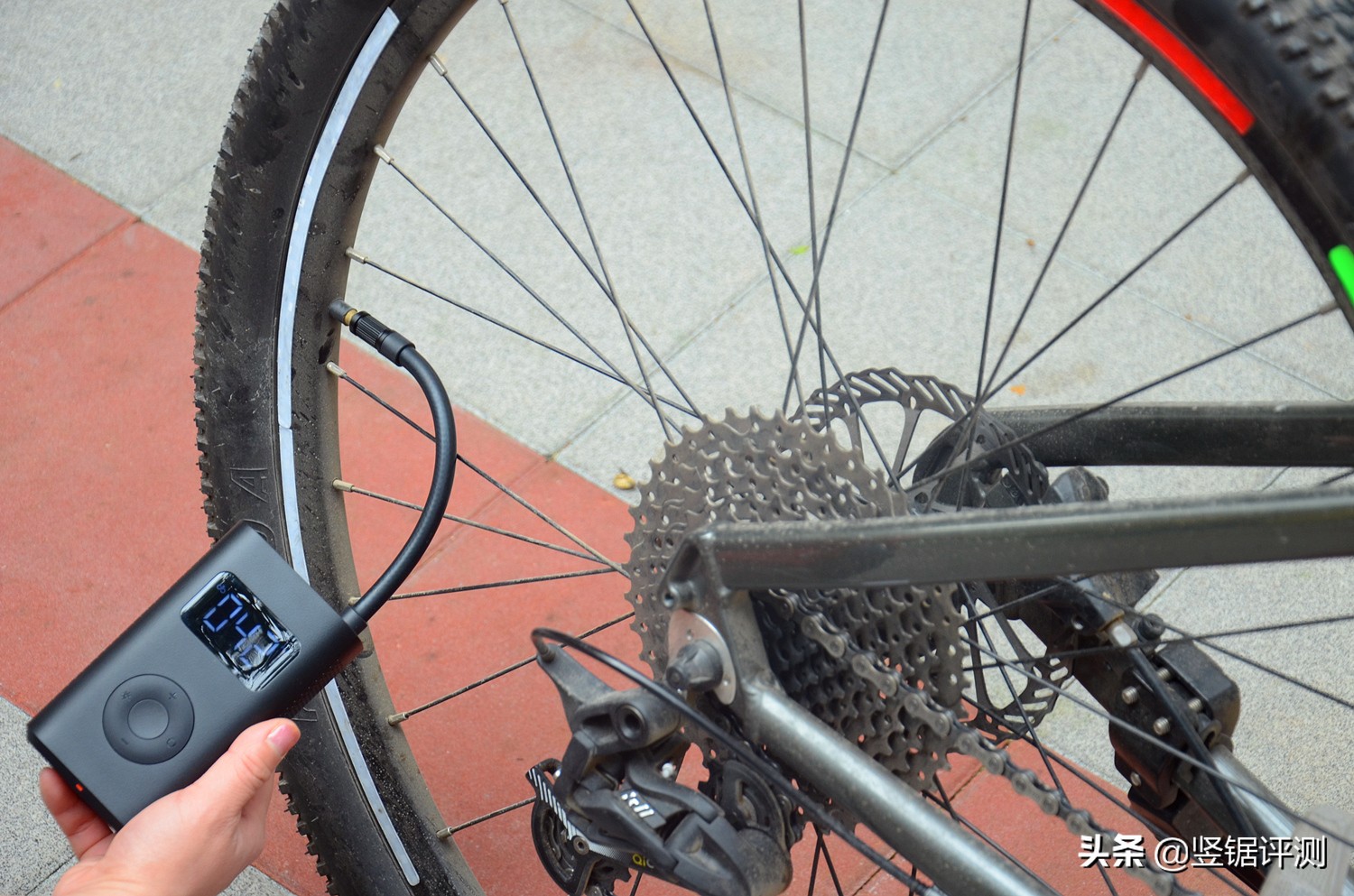 小米电子打气筒打自行车,小米电动打气筒给电动车打气