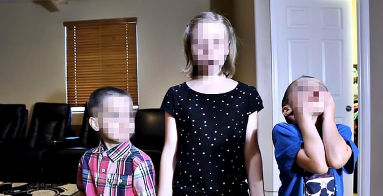 YouTube网红背后：强迫儿童冰水浴、往儿童大腿之间喷胡椒喷雾