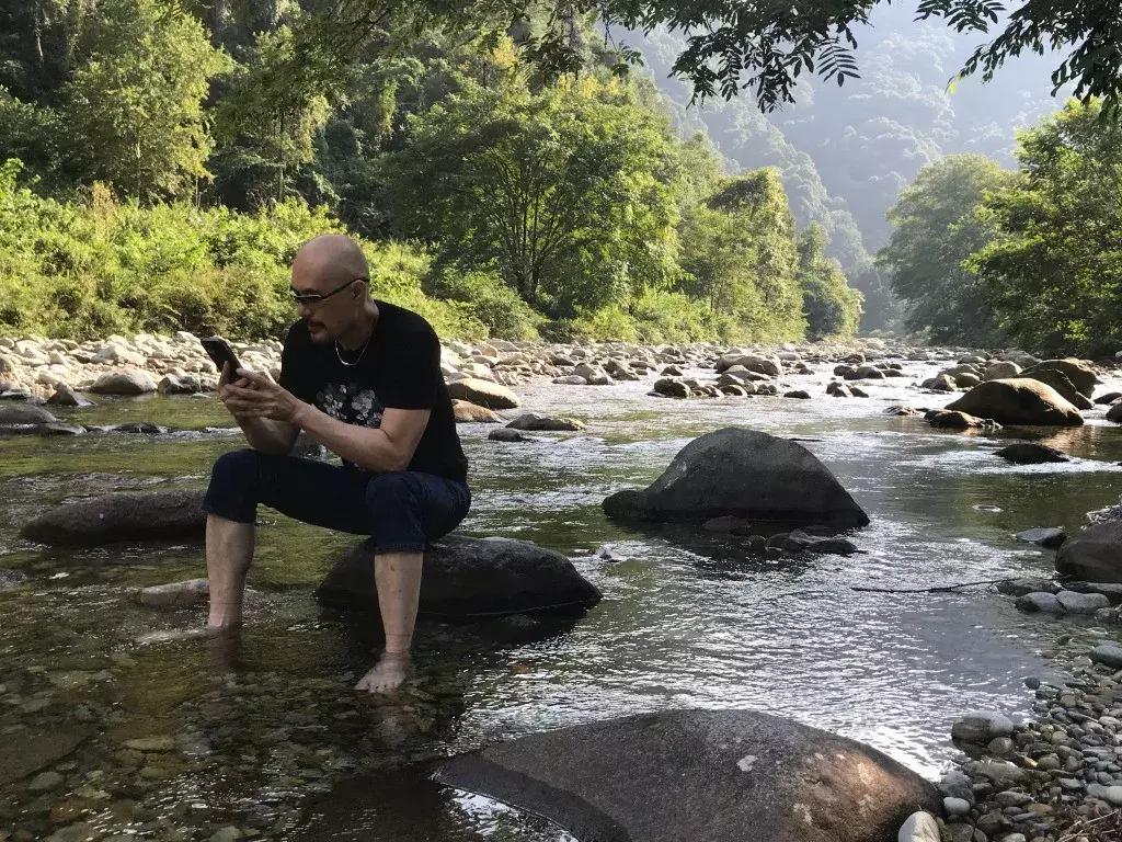 长恶人脸，竟是老婆奴！他拍风月片，被骂低俗，一幅画能卖出80万