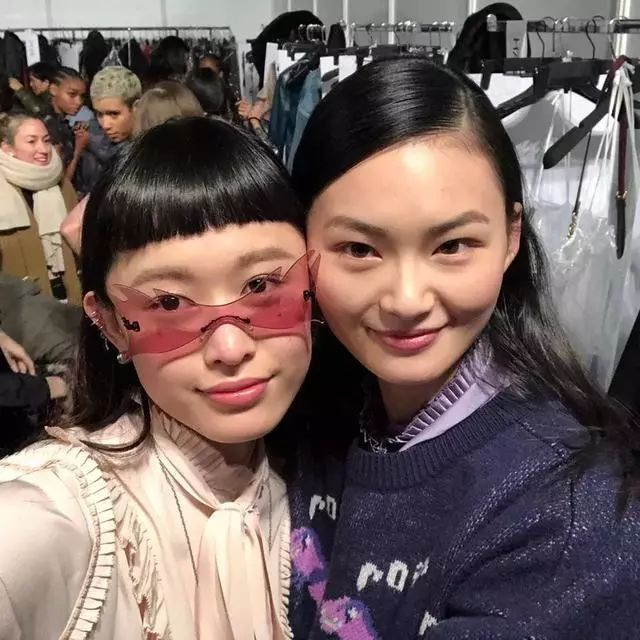 刘雯何穗个人简介,刘雯何穗奚梦瑶走秀视频