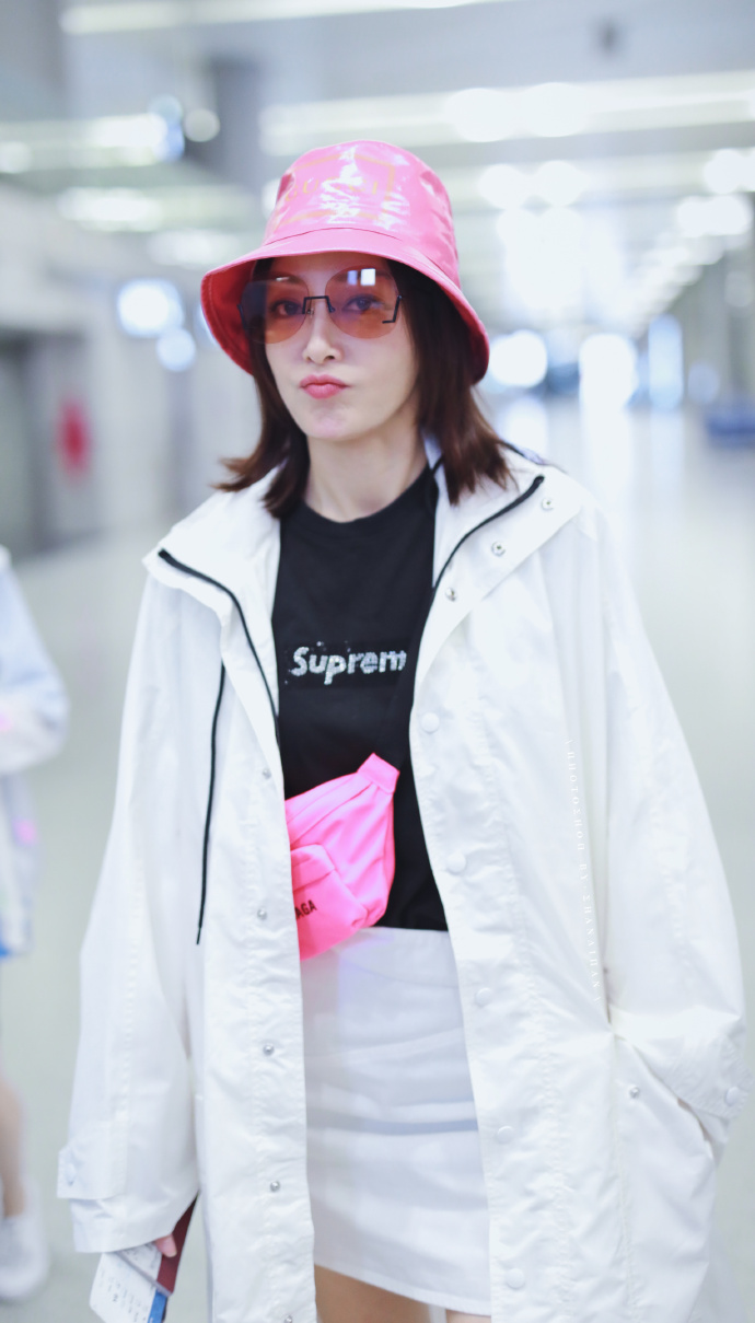 秦岚真会穿,黑白撞色的衣服配上玫红色包包,瞬间就变洋气了