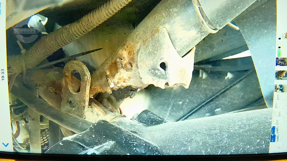 好好的送着外卖，前杠突然断裂，骑车人瞬间飞了出去……