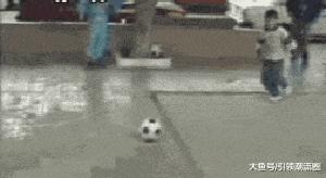 足球搞笑gif网友恶搞,足球恶搞gif